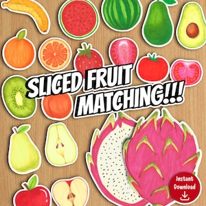 Puede incluir: Una colección de pegatinas de frutas ilustradas que incluye plátano, sandía, aguacate, naranja, fresa, kiwi, pera, manzana y fruta del dragón. El texto SLICED FRUIT MATCHING!!! está centrado junto a un icono de descarga instantánea.