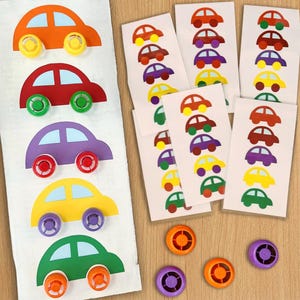 Puede incluir: Una colección de pegatinas y materiales de manualidades con temática de coches. La imagen presenta varias hojas de pegatinas con pequeños diseños de coches en varios colores, junto con recortes de coches tridimensionales y componentes en forma de rueda.