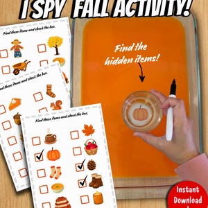 Może przedstawiać: Zestaw do gry I SPY FALL ACTIVITY do druku z listami kontrolnymi zawierającymi jesienne ikony, takie jak dynie, liście i żołędzie. Przezroczyste szklane naczynie z pomarańczowym płynem, czarny marker i szklanka z grafiką dyni.