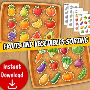 Op de afbeelding: Een sorteerspel voor groenten en fruit met twee gevlochten dienbladen met kleurrijke illustraties van ananas, aardbei, druiven, banaan, watermeloen, avocado, wortel, broccoli, aubergine en pompoen, inclusief bedrukte kaarten en tekst.