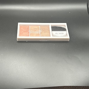 Palette di illuminanti FLOWER Shimmer & Strobe. Pesca e champagne.