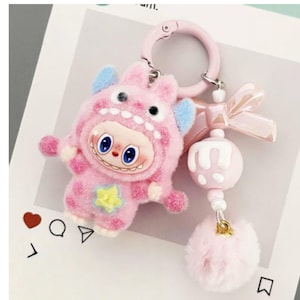 Puede incluir: Una taza de cerámica blanca con un asa negra y el texto "But First, Coffee" en negro y negrita. La taza está sobre una superficie de madera. La taza mide aproximadamente 10 cm de alto.