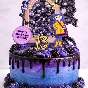 Coraline-inspirerad tårtdekoration med knappar – Personlig födelsedagsdekoration