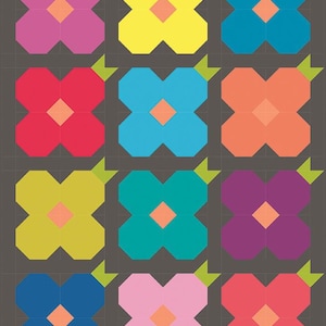 Pode incluir: Um padrão de colcha apresentando uma grade de doze blocos de flores estilizadas em um fundo cinza escuro. Cada flor consiste em quatro pétalas arredondadas em várias cores sólidas, um pequeno quadrado central cor de pêssego e uma folha verde.