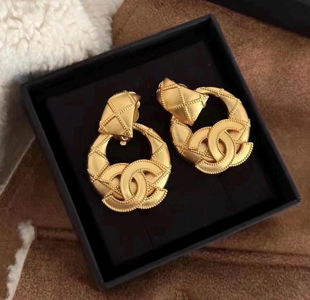 CHANEL Vintage Circa 90’s Interlocking double Gold-Tone CC Logo Closures |75mm| CHANEL Vintage Gold Large Double CC Logo Turn-Lock Clip  main image 2