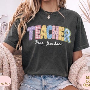 Camiseta personalizada para profesor con nombre y colores cómodos, camiseta personalizada para profesor con estampado de retazos, regalo de agradecimiento para nuevos profesores, camiseta de vuelta al cole.