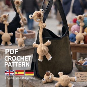 Pode incluir: Brinquedos de bicho-preguiça de crochê feitos à mão, bege com detalhes brancos, alguns pendurados em uma bolsa preta. A imagem inclui o texto "PDF CROCHET PATTERN" em inglês, espanhol e alemão. Os brinquedos têm olhos grandes.