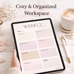 Op de afbeelding: Een digitale weekplanner met een zacht kleurenpalet, met secties voor elke dag van de week. De tekst "Cozy & Organized Workspace" staat bovenaan. Een kopje koffie, een pen en decoratieve items zijn ook aanwezig.