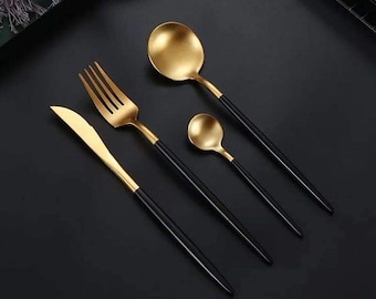 マットゴールドのカトラリーセット、黒いハンドルの食器、モダンなステンレス製食器