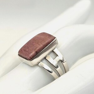 Hantverksmässig sterlingsilverring • Rosa jaspis-cabochon • Delad ringdesign • Storlek 8,25