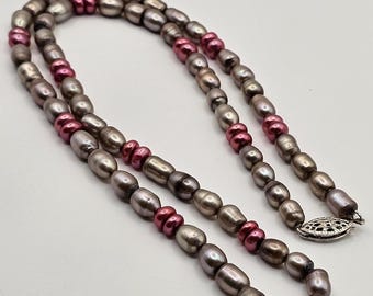 Collar de perlas de agua dulce y plata de ley – Perlas en tonos neutros cálidos con detalles en frambuesa, 50,8 cm (20 pulgadas)