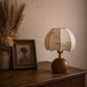 Puede incluir: Tabla de cortar de madera hecha a mano con acabado natural. La tabla rectangular tiene un canal para jugos y un asa. Dimensiones aproximadas: 45 cm de largo, 30 cm de ancho y 2,5 cm de grosor.