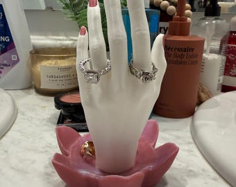 Expositor de joyas con forma de mano: soporte impreso en 3D para anillos y pulseras.