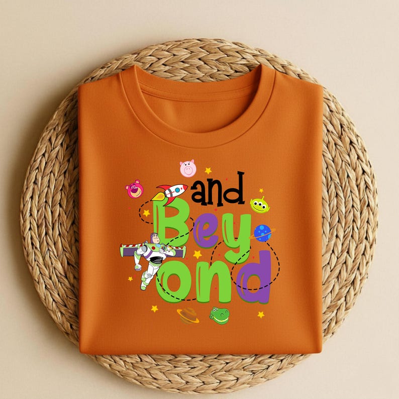 Może przedstawiać: Biały ceramiczny kubek z czarnym uchwytem i napisem "But First, Coffee" w stylu odręcznym. Kubek stoi na białej powierzchni. Kubek ma około 10 cm wysokości.