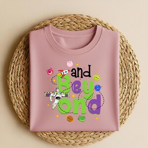 Może przedstawiać: Zestaw trzech ceramicznych kubk&oacute;w z nakrapianym, matowym wykończeniem. Kubki są w odcieniach niebieskiego, zielonego i białego. Każdy kubek ma prosty, nowoczesny design i zaokrąglony uchwyt.