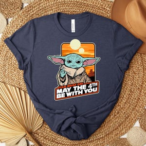 Puede incluir: Una taza de cer&aacute;mica blanca con un asa negra y el texto "But First, Coffee" en negro, con una fuente de estilo manuscrito. La taza est&aacute; sobre una superficie blanca.