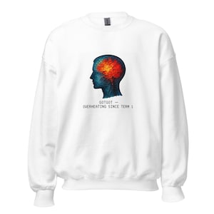 Puede incluir: Una sudadera blanca de manga larga con un gráfico de un perfil de cabeza humana con una superficie texturizada y agrietada en tonos azules y un área cerebral de color naranja rojizo brillante. Debajo aparece el texto GOTGOT - OVERHEATING SINCE TERM 1.