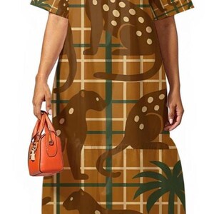 Puede incluir: Vestido midi marrón con cuello cuadrado y mangas cortas. El vestido presenta un estampado repetido de animales marrones moteados sobre un fondo a cuadros beige. Un bolso naranja y tacones amarillos completan el look.
