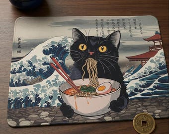 Schwarze Katze Essen Ramen Mauspad | Ukiyo-e-Wellen-Hintergrund
