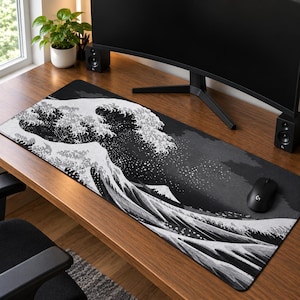 Puede incluir: Una alfombrilla de escritorio rectangular con un estampado gráfico en blanco y negro de una gran ola oceánica y un pico de montaña. El diseño muestra intrincados patrones de espuma y elementos de cielo oscuro en toda la superficie.