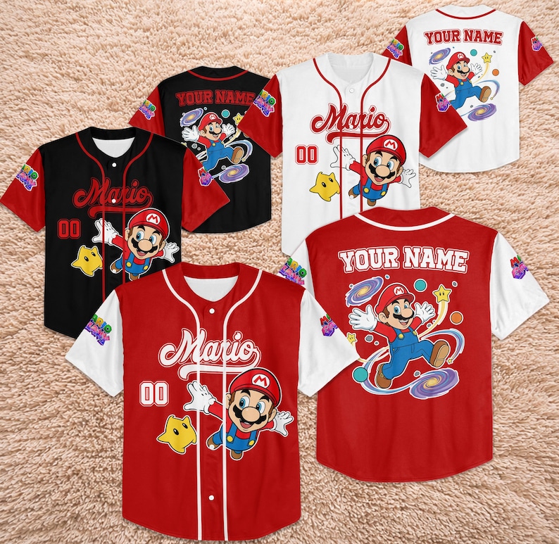 Może przedstawiać: Koszulki baseballowe w kolorze czerwonym, czarnym i białym, z postacią Mario. Każda koszulka ma inny wz&oacute;r, z napisem "Mario" i numerem "00" z przodu. Niekt&oacute;re koszulki mają nadruk "YOUR NAME" z tyłu.