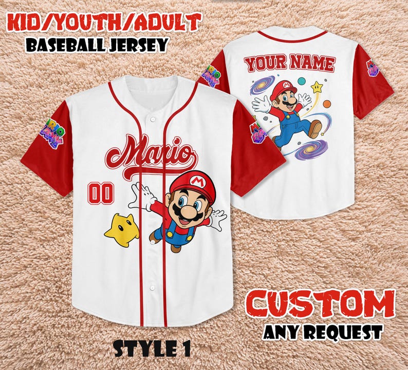 Może przedstawiać: Biała koszulka baseballowa z czerwonymi rękawami i akcentami, z grafiką Mario z przodu i z tyłu. Prz&oacute;d przedstawia napis "Mario" w czerwonym kolorze, numer "00" i postać z kresk&oacute;wki Mario. Tył ma miejsce na niestandardowe imię.