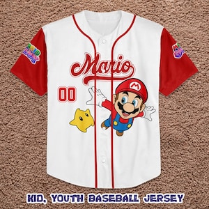 Może przedstawiać: Biały ceramiczny kubek z czarnym uchwytem i napisem "But First, Coffee" pogrubioną, czarną czcionką. Kubek jest umieszczony na neutralnym tle, podkreślając jego prosty design.