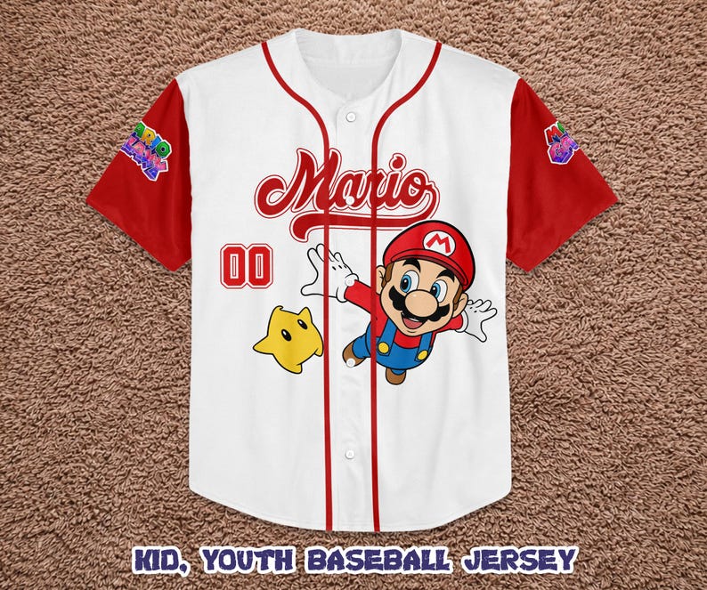 Może przedstawiać: Biały ceramiczny kubek z czarnym uchwytem i napisem "But First, Coffee" pogrubioną, czarną czcionką. Kubek jest umieszczony na neutralnym tle, podkreślając jego prosty design.