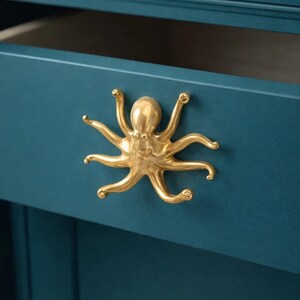 手作りの真鍮製タコ貝型キャビネット取っ手｜海をイメージした家具用ハンドル｜沿岸風インテリア金具