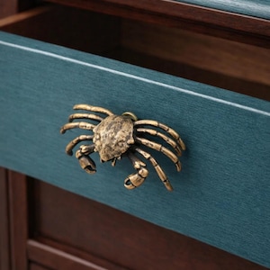 Tirador de cajón de latón con forma de cangrejo, tirador de armario con forma de cangrejo de estilo costero, gancho de latón de inspiración náutica, decoración rústica playera, regalo único para inauguración de casa.