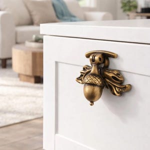 Tirador de latón con forma de bellota para armario, tirador de puerta inspirado en la naturaleza, tirador de cajón artesanal con motivos del bosque, decoración rústica de granja, herrajes botánicos.