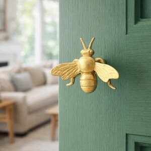 Tirador de cajón de latón artesanal con forma de abeja, tirador de armario con forma de abeja melífera, gancho de latón inspirado en la naturaleza, decoración rústica para el hogar, regalo único para inauguración de casa.