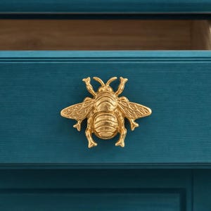 Puxador de armário em forma de abelha, feito à mão em latão | Puxador de gaveta inspirado na natureza | Ferragens decorativas para casa com um toque lúdico