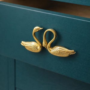 Tirador de puerta de latón con forma de cisne de lujo, gancho de pared elegante hecho a mano, pomo de armario chic, decoración minimalista dorada, acento moderno para el hogar,