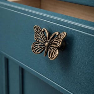 Gancho de mariposa vintage hecho a mano / Tirador de armario de estilo antiguo / Herrajes decorativos originales para el hogar