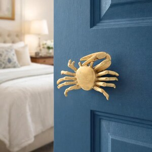 Tirador de latón con forma de cangrejo para armario, tirador de cajón artesanal con diseño de mariscos, gancho inspirado en la naturaleza costera, decoración cálida y orgánica para el hogar, regalo de inauguración de casa.