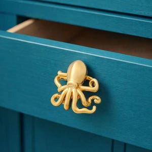 以下が含まれることがあります： 白いセラミックマグカップ、黒いハンドル、手書き風の「But First, Coffee」の文字。 マグカップは白い表面に置かれています。 マグカップの高さは約10cmです。