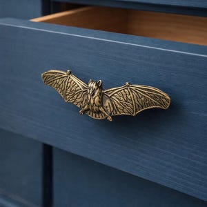 手作りの真鍮製コウモリ型キャビネットハンドル｜遊び心のある引き出し取っ手｜ゴシック＆ネイチャースタイルのホームデコレーション