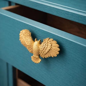 Op de afbeelding: Een set van drie keramische nestkommen in blauwe, groene en witte tinten. De kommen hebben een gespikkelde glazuur en een eenvoudig ontwerp. De grootste kom heeft een diameter van ongeveer 15 cm.