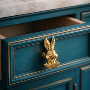 Tirador de latón con forma de conejito zanahoria – Tirador de cajón con forma de conejo adorable hecho a mano, decoración de armarios y puertas inspirada en la naturaleza, regalo de inauguración de casa