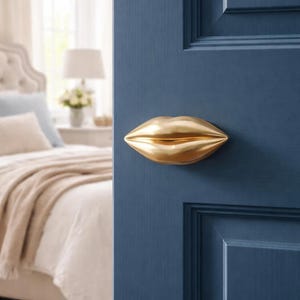 Brass Lips Cabinet Handle – Handcrafted Lip-Shaped Drawer Pull, Unique Home Decor, Warm & Natural Style, Housewarming Gift