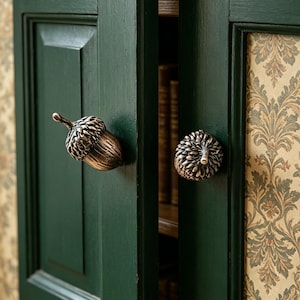 Tirador de armario con forma de bellota realista: tirador de cajón artesanal inspirado en la naturaleza, decoración rústica y cálida para el hogar, regalo único para inauguración de casa/unidad