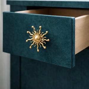 Op de afbeelding: Een witte keramische mok met een zwart handvat en de tekst "But First, Coffee" in een zwarte, vette letter. De mok staat op een houten oppervlak. De mok is ongeveer 10 cm hoog.