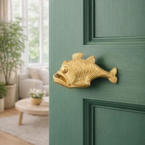 Puede incluir: Una taza de cerámica blanca con asa negra y el texto "But First, Coffee" en negrita negra. La taza se encuentra sobre un fondo borroso, sugiriendo un ambiente acogedor.