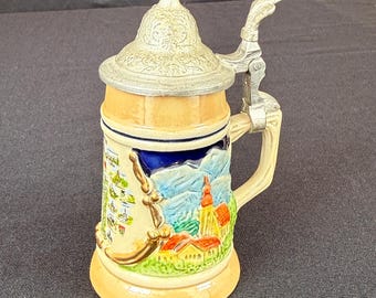 Jarra de cerveza miniatura holandesa vintage pintada a mano con tapa de cerámica y peltre. Artículo de colección.