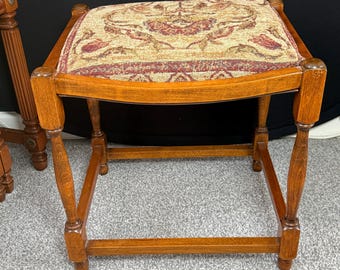 Poggiapiedi vintage in rovere con seduta imbottita in arazzo. Design classico tradizionale.