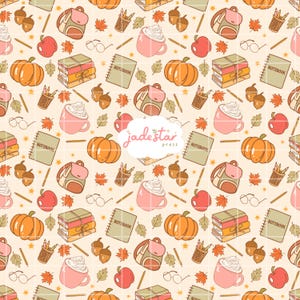 Puede incluir: Un patrón repetitivo sobre un fondo crema con ilustraciones de temática otoñal que incluyen calabazas naranjas, manzanas rojas, bellotas marrones, pilas de libros, cuadernos con la etiqueta notebook, tazas rosas con nata y lápices.