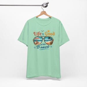 La vita è bella in spiaggia, maglietta estiva retrò, regalo per gli amanti della spiaggia, maglietta per le vacanze, maglietta grafica da donna, outfit estivo immagine 7