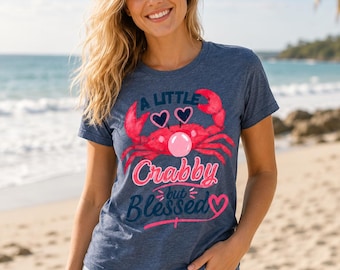 Maglietta "Un po' scontrosa ma benedetta" / Maglietta divertente con granchio da spiaggia / Maglietta estiva da donna con grafica / Regalo a tema oceano / Maglietta con granchio e gomma da masticare