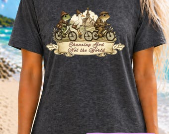 Maglietta "Inseguendo Dio, non il mondo", maglietta cristiana con rana, regalo religioso divertente, maglietta con fede in stile cottagecore, maglietta con rana e Bibbia, regalo per la chiesa
